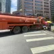 影/直擊！高雄灑水車右轉撞倒77歲單車翁「輾過雙腳」