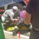 影/驚險救援！高雄灑水車輾77歲單車翁「雙腳卡車下」