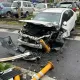 影/板橋小車猛撞分隔島「車頭全毀」　恍神男破相