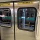 高捷通車17年首見詭異事故！行駛中門窗玻璃「整片掉落」