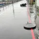 影/大雨人孔蓋噴飛擊落機車　新北女騎士慘摔破頭