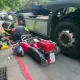 基隆機車捲入貨櫃車　騎士受困卡車底