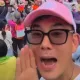 天王變身香燈腳！任賢齊接駕「粉紅超跑」　拋下攝影團隊衝現場