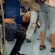 台鐵車廂擂台賽開打！區間車2壯男「激烈鎖喉倒地扭打」