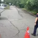 影/雨彈狂轟！汐止伯爵山莊驚見路裂傾斜　雙向封閉管制