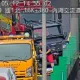 國1內湖交流道自撞護欄　大G駕駛命危搶救中