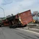 影/國1半小時2自撞　內湖男命危、汐止匝道貨櫃車翻覆懸空