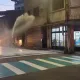影/驚悚！基隆街道電線突起火　騎士遭熔化外皮滴落燙傷