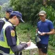影/5個月11人！阿里山林鐵又見遊客闖軌道　最高可罰5萬