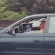 影/扯！國1翁邊開邊看「行動卡拉OK」　油罐車旁呼嘯過
