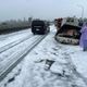 影/華江橋慘變「下雪了」！布滿沙拉脫白泡沫　驚險滑溜直擊