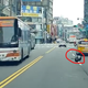 影/騎樓飛出安全帽滾過2車道！　警方：最重可罰2400元