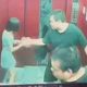 影/噁男出沒！電梯內色盯強拉短裙妹　還露出詭異笑容