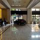 影/醉男載3歲兒駕車撞進社區大廳　落跑躲工地被逮