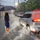 影/台南灣裡暴雨水淹小腿肚　里長怒吼：區公所、市長都在睡！