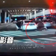 車走、乘客留！白牌車駕駛闖燈催油門　她滾出來踉蹌跌跤