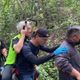 60歲男登笠頂山40分鐘全身癱軟　消防接力背負救援