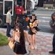 影/養眼片！高雄鼓山賭場抄30人　兩長腿妹抱狗拼一把