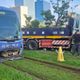 影/高雄輕軌遭大貨車猛撞釀6傷！　列車玻璃碎裂成蜘蛛網