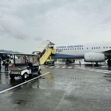 雷雨轟炸！松山機場暫停地面作業　部分航班將延誤