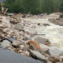 河南景區突遭暴雨襲擊！滾滾洪水「倒灌民宿」多人受困