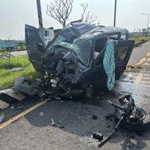 國3竹南交流道廂型車「高速自撞」！車體變形、前輪噴飛