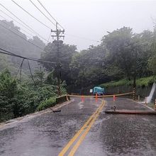 台中雨不停「路基掏空折斷電線桿」　新社區豐埔產業道路雙向中斷警封路