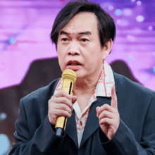 康康錄影「演過頭」突激動敲地板　手痛垮臉問：在笑什麼？
