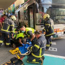新北中和爆多車碰撞事故　5旬婦慘卡公車底命危