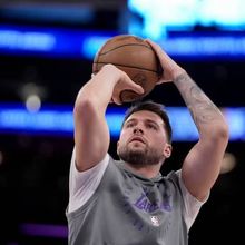 NBA/東契奇「坐著」隨手一投！空心破網震驚紐約街頭