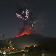 影/印尼驚傳火山爆發！滾滾煙塵竄高空2萬公尺　駭人畫面曝
