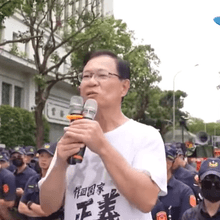 第一個爬過拒馬的白委　張啓楷還原現場批：綠背離民意太遠