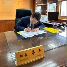 李洋簽下部長第一份公文！ 以身作則「每天運動30分鐘」