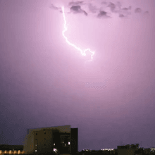 影/天雷滾滾！台南夜空閃電逾1小時　廖大乙急示警：天有異象