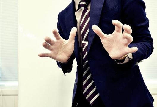 辦公室濺血！疑同事間爆衝突　德男持刀狂砍釀1死2重傷