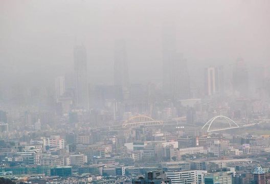 興達電廠事故後火力全開！高雄空污「破表紫爆」需戴N95