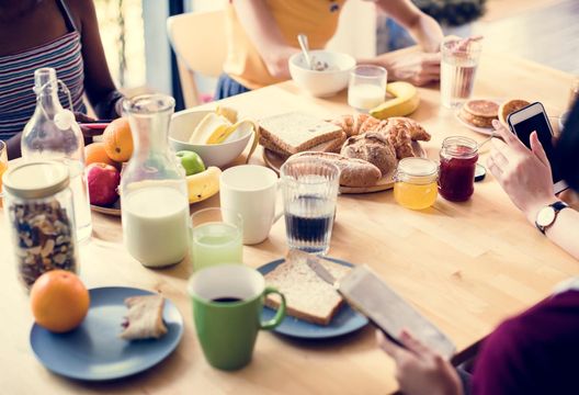 睡醒就吃早餐恐增「儲脂」風險！中午是碳水攝取最佳時機