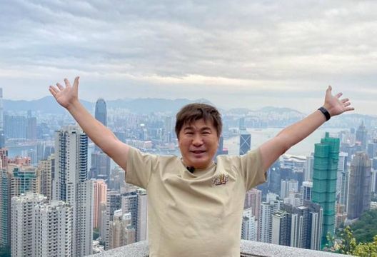 經營自媒體1年！胡瓜衝香港「打小人」　突喊：不當網紅了