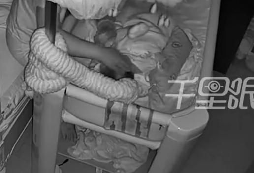 影/陸女聘褓母照顧4月嬰　監控發現「強灌奶、狠踢床」氣炸