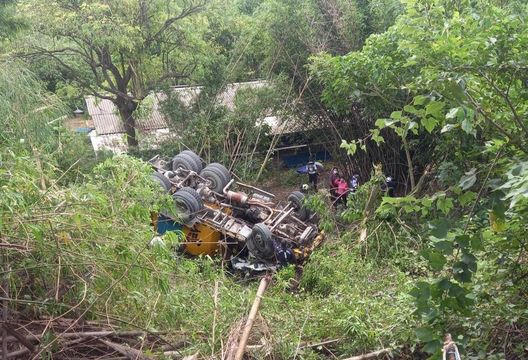悚！高雄預拌混凝土車滾落山坡　駕駛傷重不治