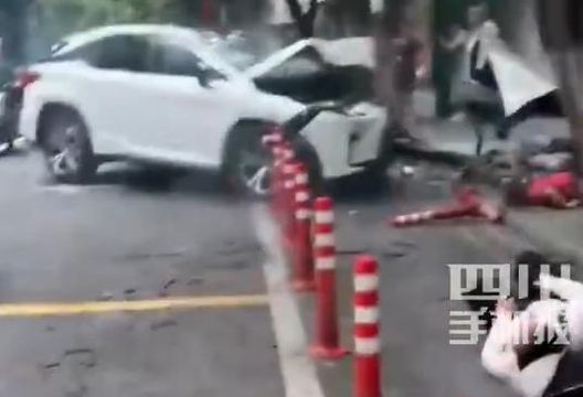闖大禍！陸男「開車看手機」衝上公車站　無辜路人3死3傷