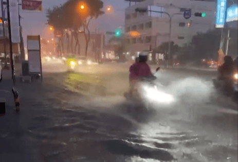 影/台中烏日大雨成災！晚間民眾開車掀浪花　水深達腳踝