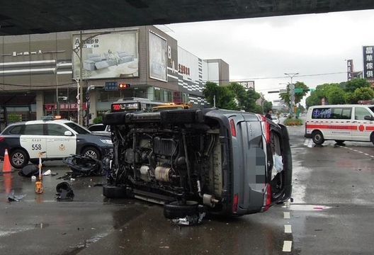 台中3車碰撞「休旅車90度側翻、騎士骨折」　疑違規左轉惹禍