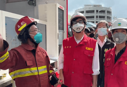 直擊/高雄首座超級電池廠大火15人送醫　陳其邁：全面停工