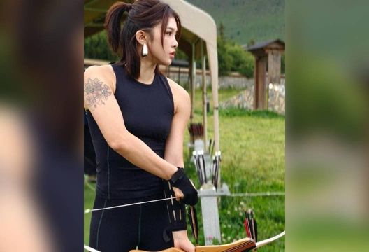 「跨欄女神」歡樂採蘑菇　吳艷妮「黑背心射箭」秀大塊肌