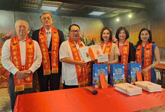 慕名七星燈神威　謝玲玲參拜陽明山姜太公道場
