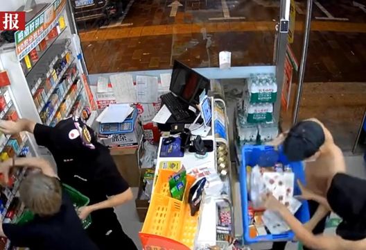 影/無人超商「零元購」？陸4蒙面男無視店員隔空喊話照洗劫
