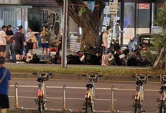 北市中山北路公車衝撞路邊多車　3人受傷送醫