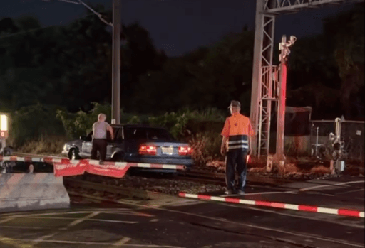 白髮翁闖平交道！還轉彎直上軌道　警到場前人就跑了