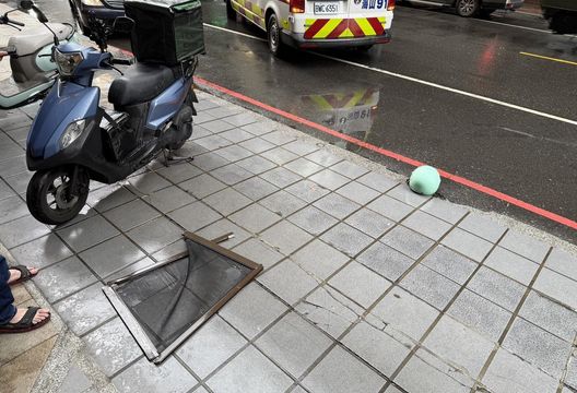 天降橫禍！板橋女騎士遭大樓鐵窗砸中　摔車送醫幸無礙